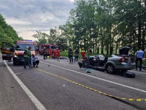 Doi tineri, de 24 şi 25 de ani, morţi într-un accident de groază, în Suceava. Două maşini şi un TIR s-au ciocnit, femeia şi bărbatul au rămas blocaţi între fiare