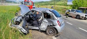 Nissan Micra spulberat de un BMW, pe un drum din Alba. Un bărbat a murit, iar un altul a ajuns în stare gravă la spital