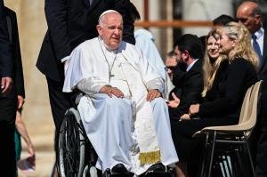 Papa Francisc, operat de urgenţă la abdomen. Suveranul Pontif va rămâne în spital "câteva zile" pentru a se recupera
