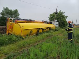 O cisternă cu motorină s-a răsturnat în apropiere de Românești, județul Suceava. Se circulă dirijat pe DN 2