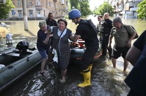 Imaginile dezastrului din Oleșki. Localnicii cer în disperare să fie salvaţi din calea apelor, după distrugerea barajului de pe Nipru