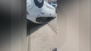 Cascadorie pe o stradă din Timişoara, după ce un şofer a intrat în intersecţie pe roşu. A lovit o altă maşină şi s-a răsturnat pe şinele de tramvai