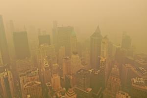 Scene ca în filmele de groază în New York, după ce orașul a fost "sufocat" de o ceață portocalie. Aerul, pe cale să devină irespirabil