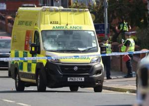 Fugă de poliţie, finalizată tragic. Băiat de 15 ani, mort după ce a intrat puternic cu bicicleta electrică într-o ambulanţă parcată, în UK