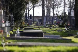 Moarte învăluită în mister la Cluj! Un cadavru ars, găsit printre morminte într-un cimitir