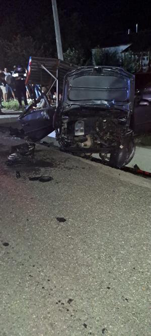 Impact violent pe o șosea din Botoșani. Trei persoane au ajuns la spital, după ce mașina  în care se aflau s-a izbit puternic de un cap de pod