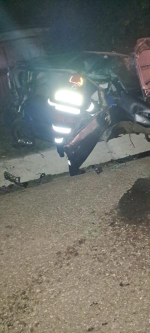 Impact violent pe o șosea din Botoșani. Trei persoane au ajuns la spital, după ce mașina  în care se aflau s-a izbit puternic de un cap de pod