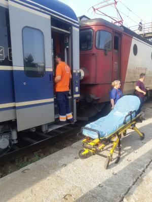 Mai mulţi copii au leşinat în trenul CFR, pe ruta Bucureşti - Constanţa, din cauza unei defecţiuni la instalaţia de climatizare. O profesoară a ajuns la spital