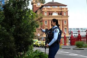 Atac sângeros în Auckland: doi morţi şi şase răniţi, după ce un bărbat a deschis focul pe un şantier. Suspectul se afla sub arest la domiciliu