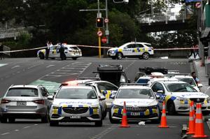 Atac sângeros în Auckland: doi morţi şi şase răniţi, după ce un bărbat a deschis focul pe un şantier. Suspectul se afla sub arest la domiciliu