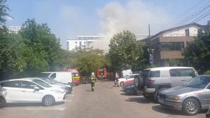 Incendiu în zona Piaţa Muncii din Capitală: 6 persoane au avut nevoie de îngrijiri medicale şi 17 proprietăţi, afectate. Un bloc întreg, evacuat