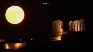 Superluna, fenomenul astronomic rar care va avea loc de două ori în această lună și va fi vizibil și în România. Va trebui să mai așteptăm 14 ani până când va apărea iar