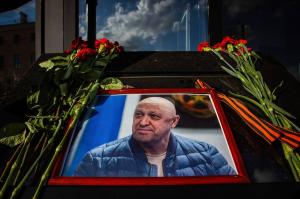 Evgheni Prigojin, înmormântat în secret, "așa cum și-au dorit rudele". Pază întărită la cimitir şi în Sankt Petersburg. De ce s-ar fi temut Putin