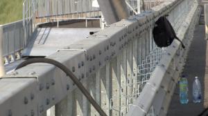 Şuruburile desprinse la podul de la Brăila nu sunt un caz izolat. EXPERIMENT: Și în alte zone le poţi scoate cu mâna