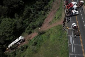 Peste 15 persoane moarte după ce un autobuz a plonjat 30 de metri într-o râpă în Mexic. Pasagerii doreau să emigreze în SUA