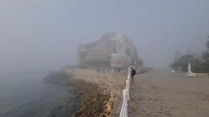Fenomen spectaculos la malul mării. Plajele au fost învăluite de o ceaţă densă