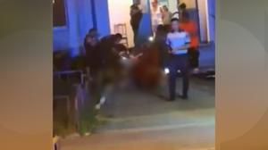 "Nu! Nu, că-l omoară!" Tânăr de 23 din Sibiu, ucis în bătaie după ce ar fi agresat mai mulţi oameni într-un bloc. A fost lăsat într-o baltă de sânge