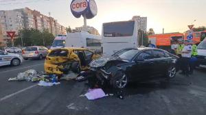 Patru maşini s-au izbit puternic, într-o intersecție din Constanța. Un bebeluș rănit în accident şi alte 6 persoane, duse la spital