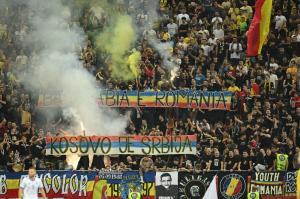 România – Kosovo 2-0 Stanciu şi Mihăila au marcat, România rămâne pe locul 2 în grupă. Meciul, întrerupt pentru bannerul "Kosovo e Serbia"