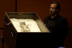"Cadavre de extratereştri" aduse de un ufolog în parlamentul mexican. "Suntem vizitați de ființe inteligente care vin pe Pământ din adâncurile universului"
