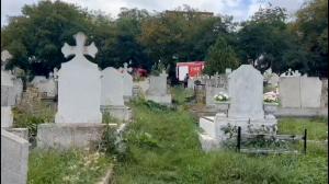 O femeie a murit strivită de o cruce, într-un cimitir din Cluj-Napoca. Medicii nu au reuşit să-i salveze viaţa: a fost scoasă fără suflare de sub piatra funerară