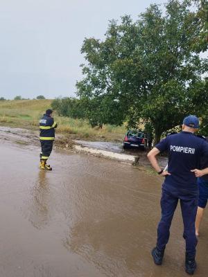 Rupere de nori în Tulcea. Două persoane, salvate dintr-o maşină blocată în apa de un metru, după ce viitura a acoperit şoseaua