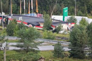 Haos pe autostrada E6 din Suedia: o groapă uriaşă s-a format în mijlocul drumului, iar patru maşini şi un autobuz au derapat și s-au ciocnit. Trei oameni răniţi