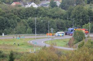 Haos pe autostrada E6 din Suedia: o groapă uriaşă s-a format în mijlocul drumului, iar patru maşini şi un autobuz au derapat și s-au ciocnit. Trei oameni răniţi