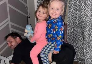 "Mami, i-am găsit! Dorm în cutia de jucării”. O soră şi un frate de 4 ani au murit ţinându-se în braţe, după ce s-au sufocat în cufărul cu pluşuri, în SUA