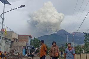 Vulcanul Marapi din Indonezia erupe din nou. În urmă cu o lună, 20 de oameni şi-au pierdut viaţa