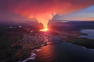 Erupție vulcanică în apropiere de Reykjavik, capitala Islandei. Un oraș întreg a fost evacuat