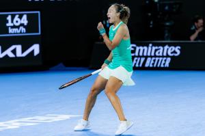 Qinwen Zheng, în semifinale la Australian Open 2024. Jucătoarea de origine chineză a învins-o pe Kalinskaia