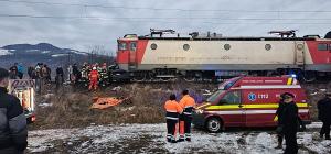 Filmul tragediei din Bacău, unde doi tineri soţi au murit în maşina strivită şi târâtă pe şine de tren. Doar 10 kilometri îi mai despărţeau de casă