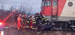 Filmul tragediei din Bacău, unde doi tineri soţi au murit în maşina strivită şi târâtă pe şine de tren. Doar 10 kilometri îi mai despărţeau de casă