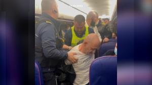 De ce a primit 2 ani şi 6 luni de închisoare cu executare românul care s-a îmbătat în avion şi a ameninţat piloţii