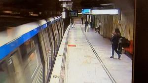 Ce riscă tânărul care s-a filmat agăţat de tamponul garniturii de metrou în mers. A mers aşa preţ de mai multe staţii