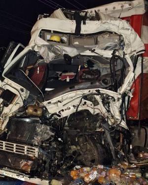 Dezastru pe un drum din Bihor, după ce două TIR-uri s-au ciocnit frontal. Unul dintre şoferi a murit în drum spre spital