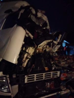 Dezastru pe un drum din Bihor, după ce două TIR-uri s-au ciocnit frontal. Unul dintre şoferi a murit în drum spre spital