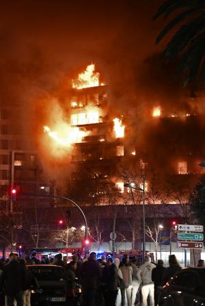 Patru morţi şi zeci de răniţi în incendiul cumplit din Valencia. Focul s-ar fi extins rapid la cele două clădiri din cauza izolaţiei