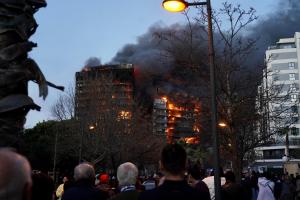 Patru morţi şi zeci de răniţi în incendiul cumplit din Valencia. Focul s-ar fi extins rapid la cele două clădiri din cauza izolaţiei