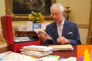 "Gândurile voastre sunt cea mai mare alinare". Imagini cu regele Charles citind scrisori de încurajare venite din lumea întreagă