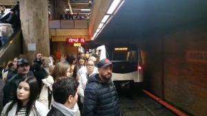 Incident pe Magistrala 1 de metrou, după ce două trenuri s-au întâlnit pe aceeaşi linie. Staţiile s-au aglomerat, iar călătorii au aşteptat mai bine de 40 de minute
