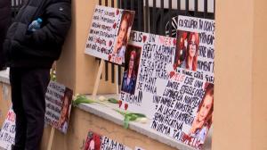 "Nenorocitule, mi-ai omorât copilul!" Lacrimi, urlete de durere și revoltă la procesul ucigașului Melisei. Mama fetei înjunghiate în Grădina Botanică din Craiova a leșinat în sala de judecată