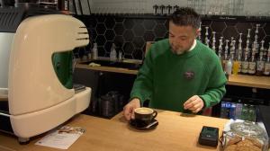 Nicolae a investit 45.000 de euro într-o cafenea anul trecut. În 2024, a aflat că trebuie să plătească taxe retroactiv, deşi Guvernul promisese că nu