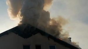 Incendiu devastator la un azil de bătrâni din Satu Mare. Focul ar fi pornit de la horn, apoi a mistuit întregul acoperiş