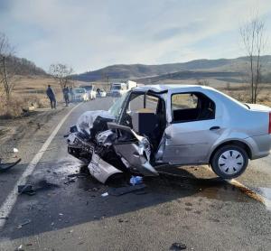 Accident cu 2 morţi şi o persoană inconştientă, pe DN 13 în Brașov. Două maşini s-au făcut praf, după ce una din ele a intrat pe contrasens