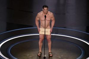 Premiile Oscar 2024. Moment nebunesc pe scenă: John Cena a apărut complet dezbrăcat. Şi-a acoperit doar zonele intime cu un plic