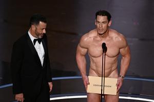 Premiile Oscar 2024. Moment nebunesc pe scenă: John Cena a apărut complet dezbrăcat. Şi-a acoperit doar zonele intime cu un plic