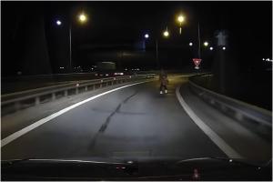 Reacţia unui şofer care a evitat milimetric o femeie noaptea, pe autostradă în Sibiu: "Îţi sare în faţă, după curbă!"