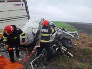 Un şofer de 48 de ani şi-a găsit sfârşitul strivit de un TIR care s-a răsturnat peste el, pe DN 2 în Buzău. Camionul ar fi derapat pe şosea